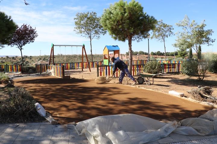 En marcha obras de mejora en parques y pavimentación de la urbanización Los Enebros de Quer