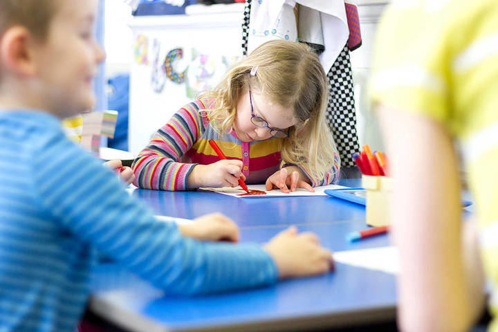 “Comienzo del curso escolar en Azuqueca sin equipo completo para niños con necesidades especiales”