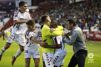 Un Alba con diez empata en un partido de coraje y corazón