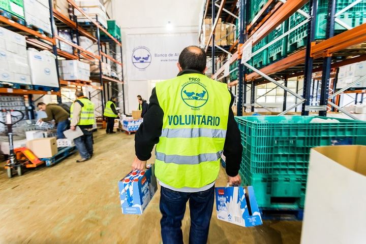 La Obra Social ”la Caixa”, CaixaBank y FESBAL recogen 6.800 litros de leche para familias desfavorecidas en Guadalajara
