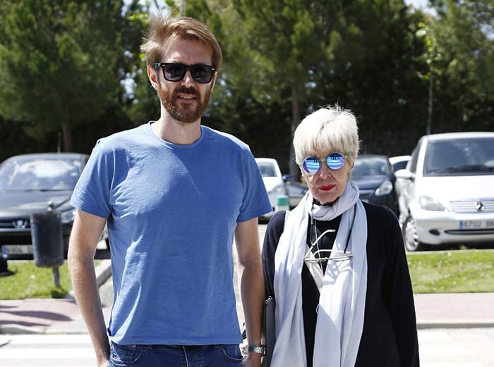 ¡HOLA! El hijo de Concha Velasco visita a su madre ingresada en el hospital