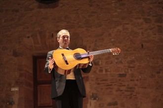 Dieci homenajea la música para guitarra española e italiana con una 'Romanillos'