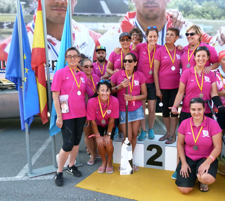 Foto de familia de las componentes del Equipo Estelas Rosas BCS. Foto: Toño Ruiz Garmendia / SPORT FOTO