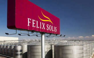 Se concentran ante la empresa F&#233;lix Sol&#237;s para que se negocie el convenio vin&#237;cola de Ciudad Real que afecta a 8.000 trabajadores