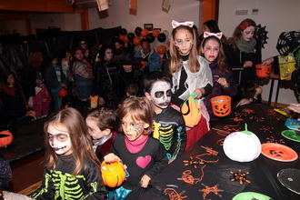 Fuentenovilla lo pasa de miedo en el túnel del terror del día de Los Santos