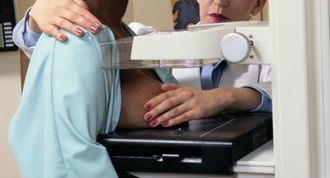 Denuncian que el Hospital de Guadalajara, "por falta de cirujanos", lleva más de un año sin realizar construcciones mamarias a las mujeres que lo necesitan tras haber sufrido cáncer