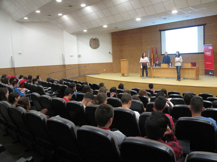 Estudiantes de la UAH aprenden a utilizar los aspectos legales del comercio electrónico gracias al CEEI de Guadalajara