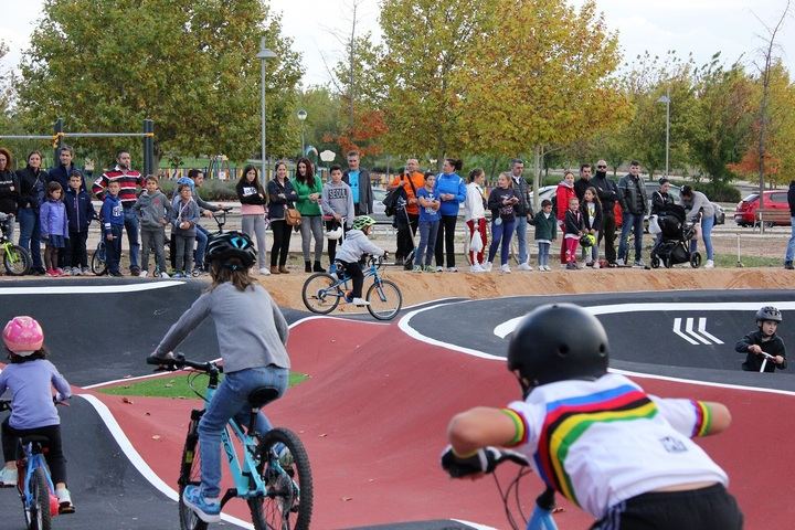 Decenas de niños y jóvenes abarrotan el circuito de Pump-Track de Valdeluz en el día de la inauguración