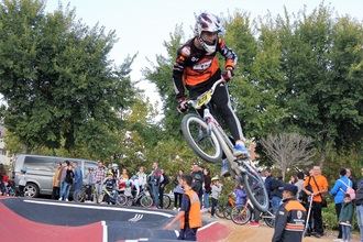 Decenas de niños y jóvenes abarrotan el circuito de Pump-Track de Valdeluz en el día de la inauguración