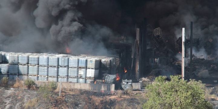 “Dos años desde el incendio de la planta de KUK sin que se hayan retirado aún los residuos”