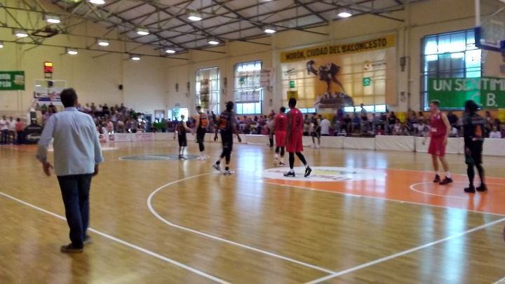 El Isover Basket Azuqueca da la sorpresa y consigue ganar en Morón en su debut en Leb Plata con un espectacular tercer cuarto 