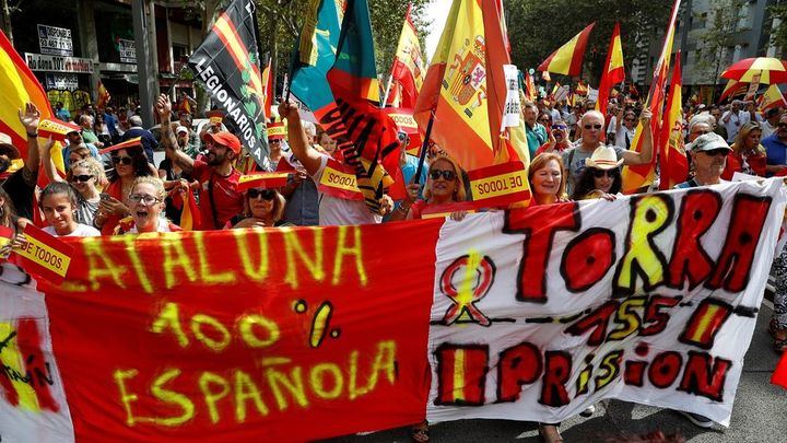 Miles de personas se manifiestan en Barcelona por la unidad de España y piden elecciones generales