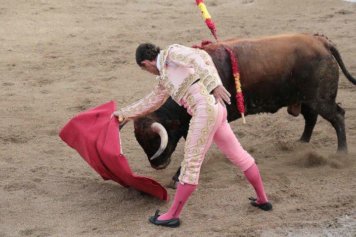 Sánchez Vara sale a hombros de Pareja en el día de la Virgen de los Remedios