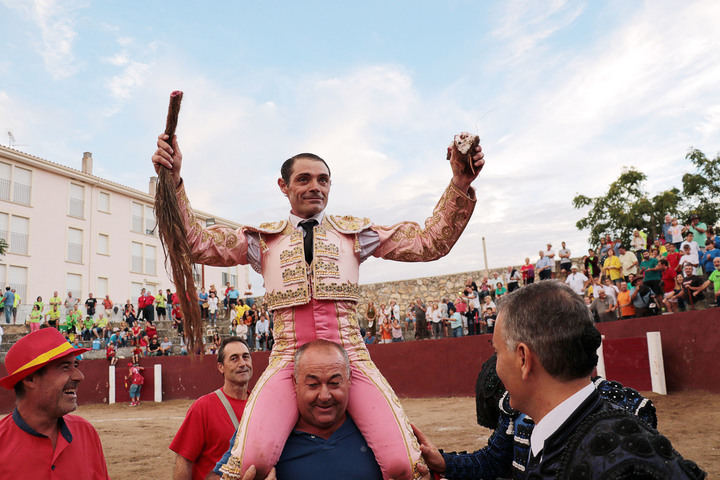 Sánchez Vara sale a hombros de Pareja en el día de la Virgen de los Remedios