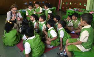 Susana Cruz, higienista dental del Hospital de Guadalajara, participa en una acción solidaria en Indonesia