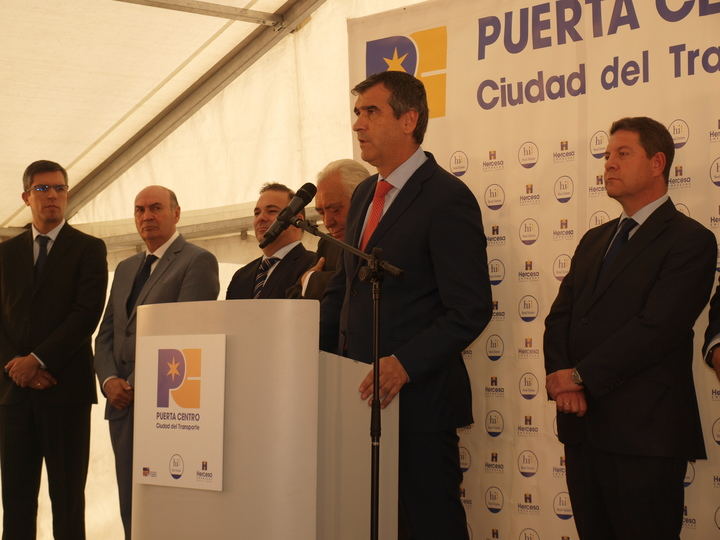 El alcalde de Guadalajara reivindica a Page el desdoblamiento de la carretera de Fontanar
