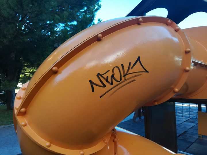 El juego de la calle La Barca, recién arreglado, ya vuelve a estar lleno de graffitis