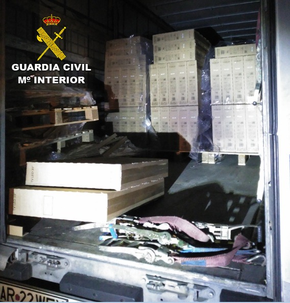 La Guardia Civil detiene a dos personas en Torija por robar 78 televisores de un camión