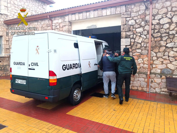La Guardia Civil detiene en Torija a cinco personas por robar 110 litros de gasoil