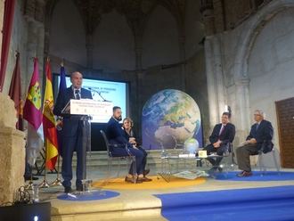 El presidente de la Diputación de Guadalajara hace entrega del Premio de Periodismo Manu Leguineche a Pilar Bonet