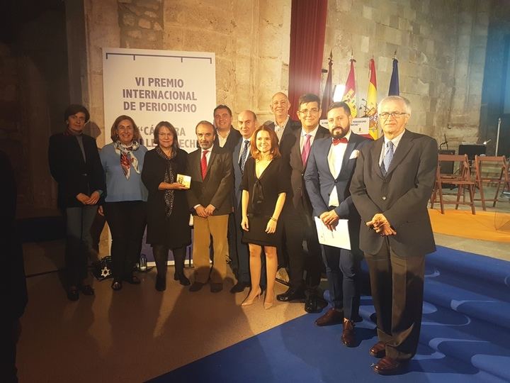 El presidente de la Diputación de Guadalajara hace entrega del Premio de Periodismo Manu Leguineche a Pilar Bonet