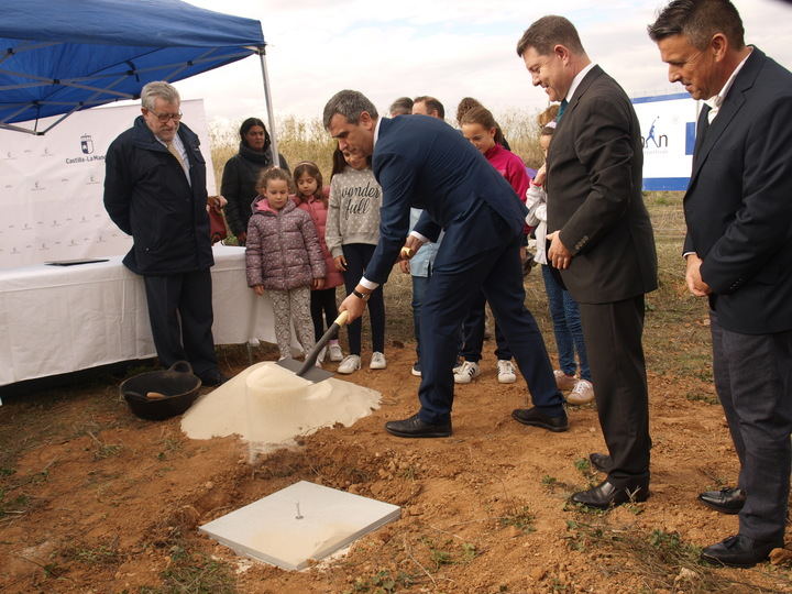 Román expresa su satisfacción por el inicio de unas obras que se han demandado durante años al gobierno de Castilla-La Mancha