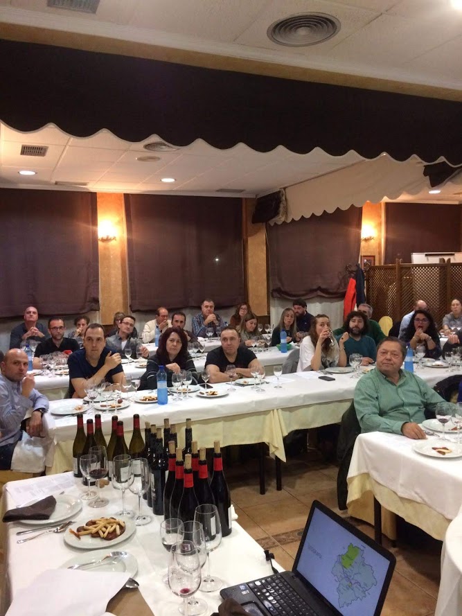 Vino y Gastronomía con el Camino de Santiago de fondo en el restaurante 