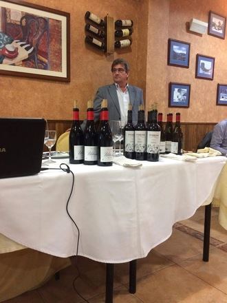 Vino y Gastronomía con el Camino de Santiago de fondo en el restaurante 