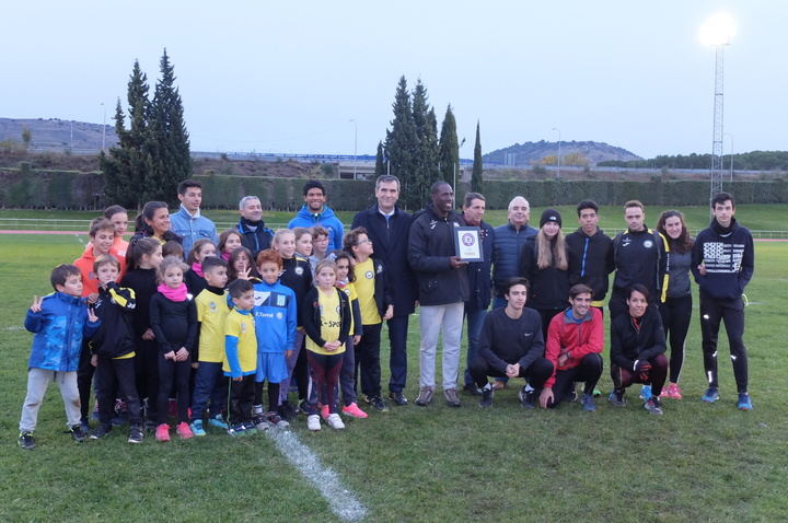 Antonio Román entrega una placa a Luis Felipe Méliz por su contribución al éxito del Mitin Internacional de Atletismo celebrado en julio