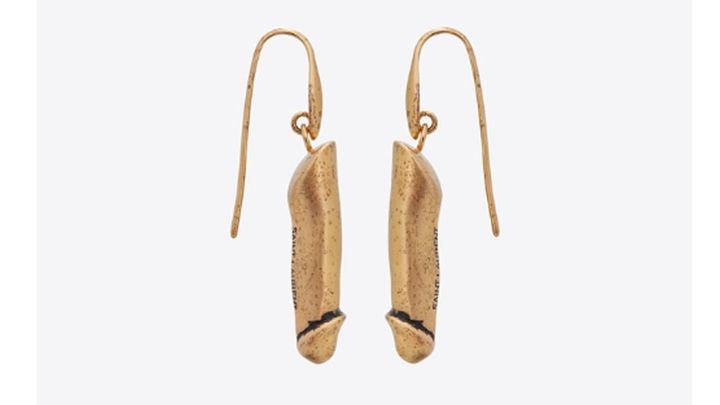Yves Saint Laurent la lía con unos pendientes con forma de pene