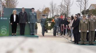 La bandera de España ya luce en la nueva glorieta de la Guardia Civil de Alovera con motivo de los 40 años de Constitución Española