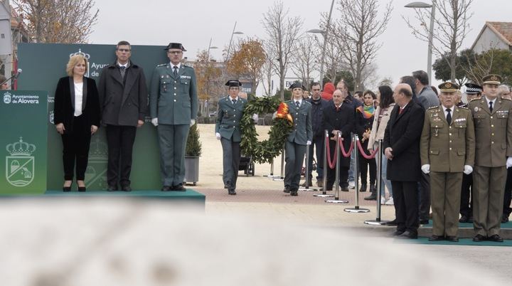 La bandera de España ya luce en la nueva glorieta de la Guardia Civil de Alovera con motivo de los 40 años de Constitución Española