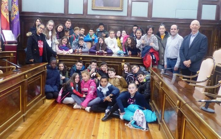Escolares de 6º de primaria del CEIP La Paz de Azuqueca visitan el Palacio Provincial