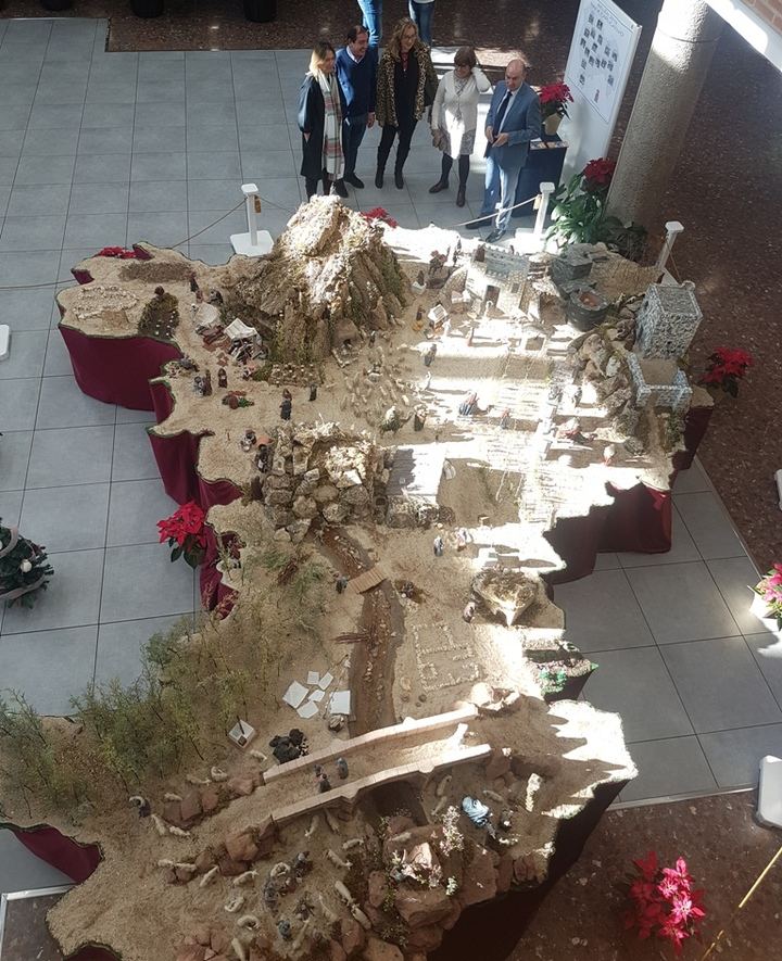 Latre inaugura el Belén del Centro San José resaltando la gran tradición belenista en nuestra provincia