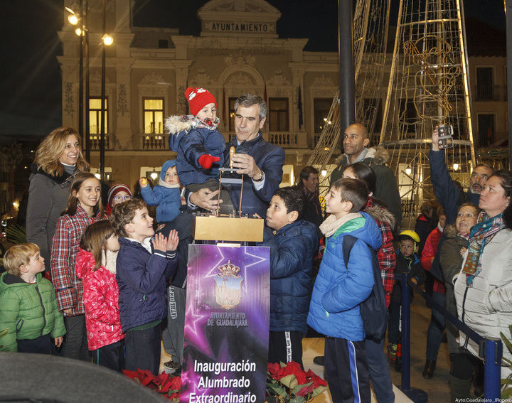 Con el encendido de más de 625.000 bombillas led, comienza la Navidad en Guadalajara