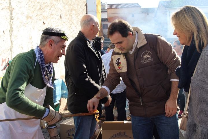 Paco Núñez asegura en la Fiesta de las Migas de Jadraque que el PP seguirá trabajando para combatir la despoblación