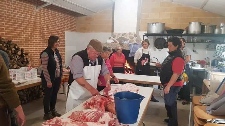 Tamajón revive la fiesta de la matanza del cerdo