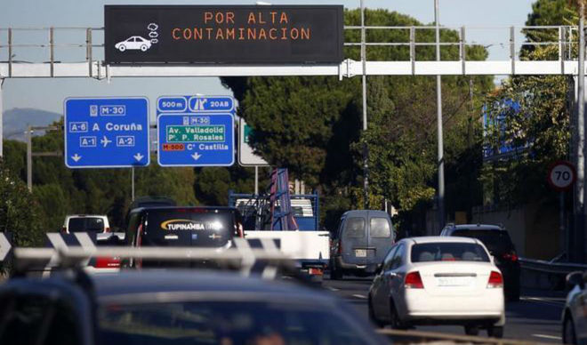 La alcaldesa Carmena prohíbe este miércoles circular por el centro de Madrid a vehículos sin etiqueta ambiental