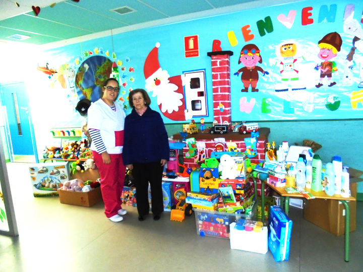 La Escuela Infantil Municipal de Yunquera entrega a Cáritas juguetes y productos de higiene para niños