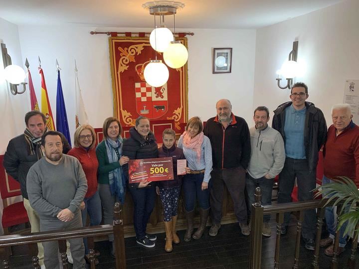 Eddy Isabel Uribe se lleva el cheque de 500 euros de los 'Siete Reyes Magos' de Fuentenovilla