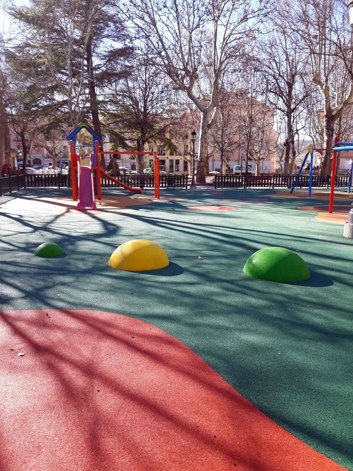El parque de La Alameda de Sigüenza estrena mejoras en una de áreas de juegos infantiles