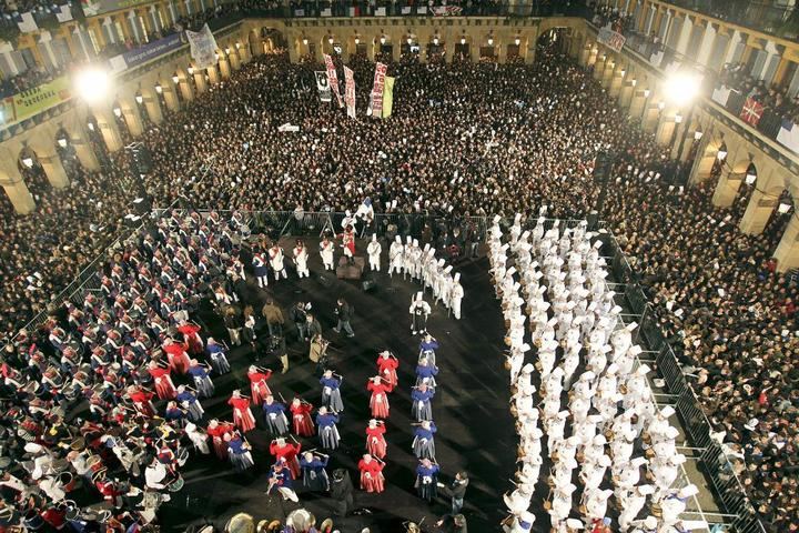Sin apenas lluvia y con la plaza de la Constitución abarrotada, arranca la tamborrada 2019 en San Sebastián