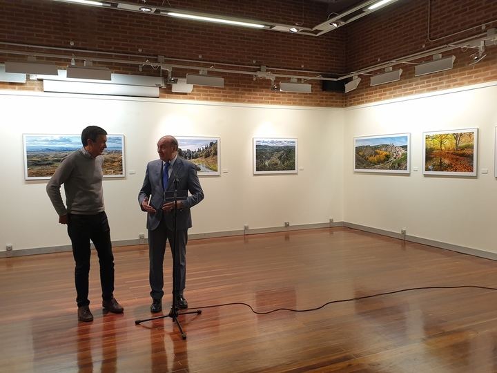 José Manuel Latre inaugura la exposición fotográfica ‘Andar y ver la provincia de Guadalajara’ de Nacho Abascal