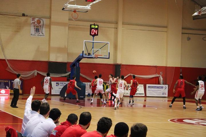 El empuje de La Paz y el gran juego del Isover Basket Azuqueca dejaron sin opciones al Basket Girona