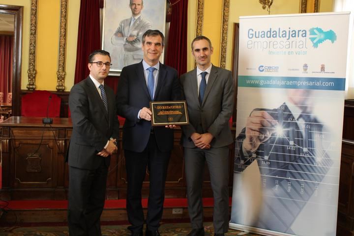 El alcalde Guadalajara recibe la plaza conmemorativa ‘Invest in cities 2018’