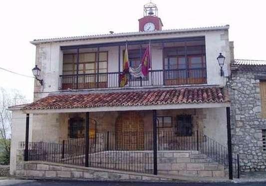 Culpan a Page del cierre de la farmacia en Villanueva de Alcorón que ha sido noticia nacional