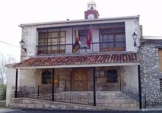 Culpan a Page del cierre de la farmacia en Villanueva de Alcorón que ha sido noticia nacional