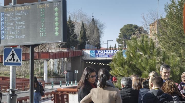 Nueve pantallas informan a vecinos y visitantes sobre la ocupación de los principales aparcamientos de Guadalajara