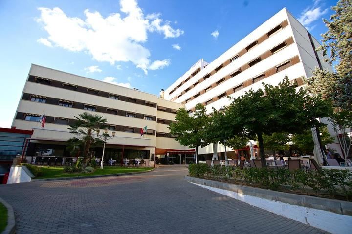 Un incendio obliga a evacuar a 240 clientes del emblemático Hotel Torremangana en Cuenca