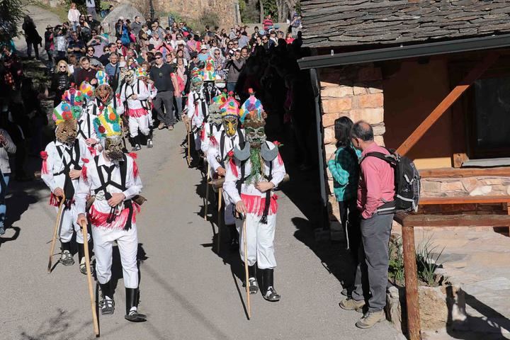 Botargas y mascaritas recorren Almiruete en una primavera anticipada